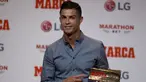 Penyerang Juventus, Cristiano Ronaldo berpose setelah meraih penghargaan media olahraga top Spanyol, Marca di Reina Victoria Theater, Madrid (29/7/2019). Penghargaan yang diterima Ronaldo merupakan kesuksesan dalam karier profesional yang sudah dicapainya di seluruh dunia. (AP Photo/Paul White)