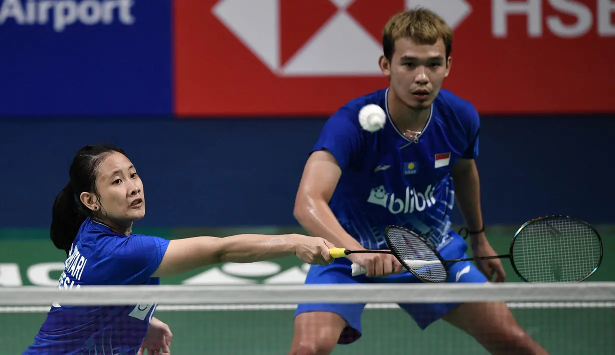 Pasangan Rinov Rivaldy/Pitha Haningtyas Mentari yang menempati peringkat ke-22 BWF lolos ke babak perempatfinal usai menang atas wakil Jepang, Yuki Kaneko/Misaki Matsutomo dengan dua set langsung 21-9, 21-16. (AFP/Jung Yeon-je)