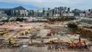 Lokasi konstruksi tempat fasilitas isolasi COVID-19 dibangun di Terminal Kapal Pesiar Kai Tak di Hong Kong, 23 Februari 2022. Warga Hong Kong semakin kesal dengan desakan untuk tetap berpegang pada strategi "nol-COVID" ketika kota itu mencatat rekor jumlah kasus baru lainnya. (AP Photo/Vincent Yu)