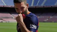 Arda Turan, pemain asal Turki yang direkrut Barcelona dari Atletico Madrid sebesar 41 juta euro diperkenalkan secara resmi kepada publik dalam suatu acara di Camp Nou, Barcelona. Jumat (10/7/2015). (AFP/Lluis Gene)