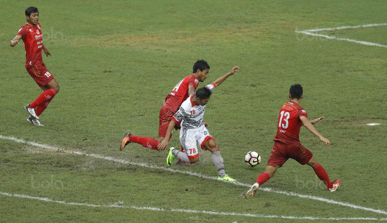 Gelandang Martapura FC, Moch Solechudin, berusaha melewati pemain Persis Solo pada laga 8 besar Liga 2 Indonesia di Stadion Patriot, Bekasi, Kamis (9/11/2017). Persis kalah 0-1 dari Martapura FC. (Bola.com/M Iqbal Ichsan)