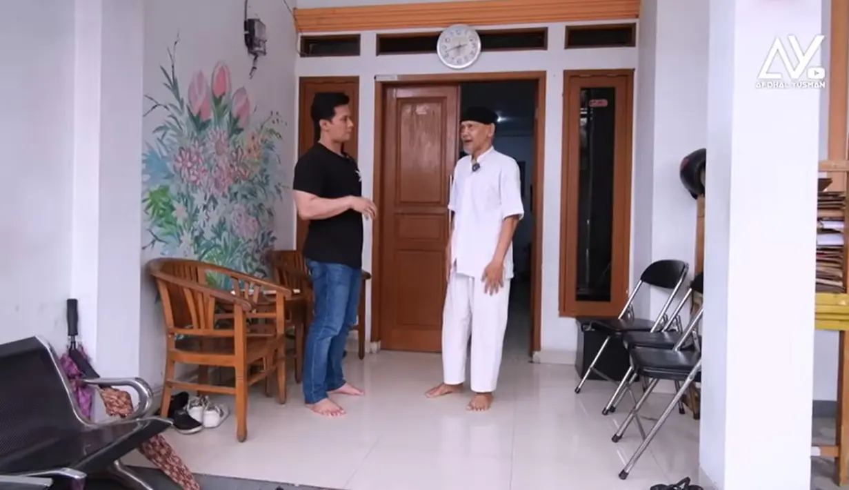 Meski usianya sudah kepala tujuh, tapi tampak masih sehat. Wingky Harun mengaku menempati rumahnya sejak tahun 2015. Sebelumnya, ia mengaku mengontrak. Meski sebagai salah satu artis, rumahnya tampak biasa. [Youtube/Afdhal Yusman]