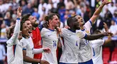 Pemain timnas Prancis merayakan kemenangan di akhir pertandingan babak 16 besar Euro 2024 melawan Belgia di Duesseldorf Arena, Duesseldorf, 1 Juli 2024. (OZAN KOSE/AFP)