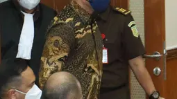 Terdakwa Mantan Kapolda Sumatera Barat Irjen Teddy Minahasa Putra memasuki ruangan untuk menjalani sidang perdana kasus narkoba di PN Jakarta Barat, Kamis (2/2/2023). Teddy Minahasa hadir dengan mengenakan pakaian batik dengan rompi merah khas tahanan. (Liputan6.com/Herman Zakharia)