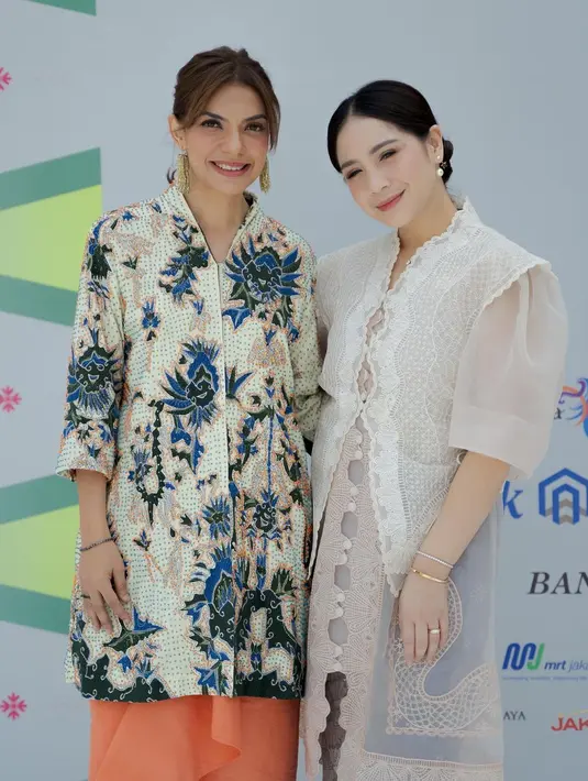 Perempuan biasa disapa Gigi itu salah satu artis yang hadir dalam acara Istana Berkebaya. Perempuan dua orang anak itu mengenakan dua atasan warna berbeda, yaitu kebaya putih dan dress berwarna peach. Melengkapi penampilannya dengan menenteng tas mungil warna senada. [Instagram/raffinagita1717]