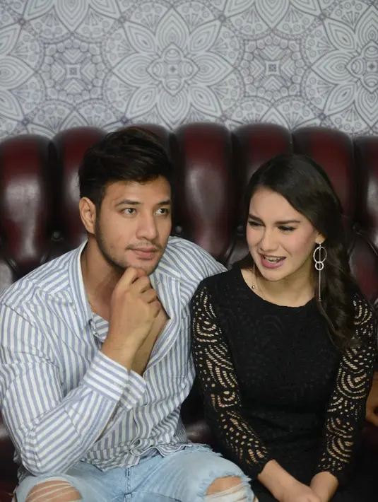 Berawal dari main sinetron bareng, mereka kemudian dekat dan jadi pacar. (Dok KapanLagi.com)