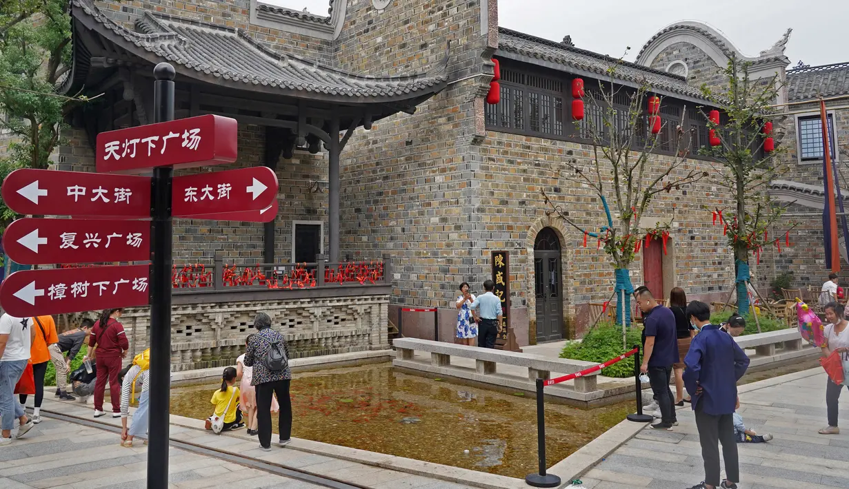 Orang-orang mengunjungi sebuah blok budaya di Wilayah Nanchang, Provinsi Jiangxi, China timur, pada 2 Oktober 2020. Banyak wisatawan dan warga setempat berkunjung ke blok budaya tersebut untuk bernostalgia dan bertamasya selama liburan Hari Nasional. (Xinhua/Wan Xiang)