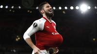 Striker Arsenal, Olivier Giroud, melakukan selebrasi usai mencetak gol ke gawang BATE Borisov pada laga Liga Europa di Stadion Emirates, Jumat (8/12/2017). Arsenal menang 6-0 atas BATE Borisov. (AP/Kirsty Wigglesworth)
