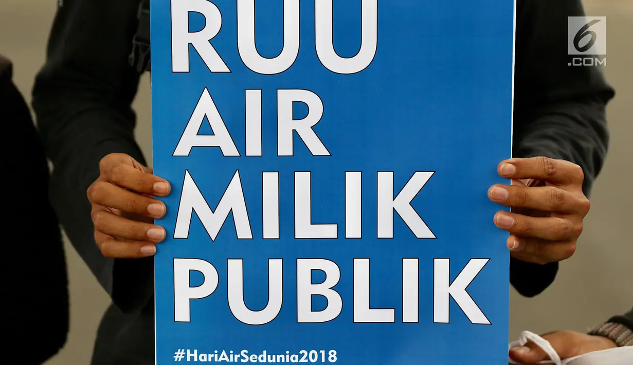Aktivis Wahana Lingkungan Hidup (Walhi) menunjukkan poster saat menggelar aksi terkait Hari Air Sedunia di depan Istana Negara, Jakarta, Kamis (22/3). Hari Air Sedunia diperingati setiap tanggal 22 Maret. (Liputan6.com/Immanuel Antonius)