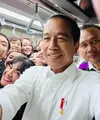 Sederet selebriti memenuhi undangan Presiden Joko Widodo untuk merasakan naik LRT (Light Rail Transit) Jabodetabek. Selain para artis, juga ada sejumlah Menteri Kabinet Indonesia Maju. Selain antusias merasakan transportasi baru, juga tak melewatkan foto bareng Presiden Jokowi. [Instagram/jokowi]