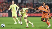 Pemain depan Spanyol bernomor punggung 19, Lamine Yamal (tengah), berebut bola dengan pemain bertahan Belanda bernomor punggung 05, Jorrel Hato (kanan), selama pertandingan leg pertama perempat final UEFA Nations League antara Belanda dan Spanyol di stadion De Kuip di Rotterdam, pada tanggal 20 Maret 2025. (NICOLAS TUCAT/AFP)