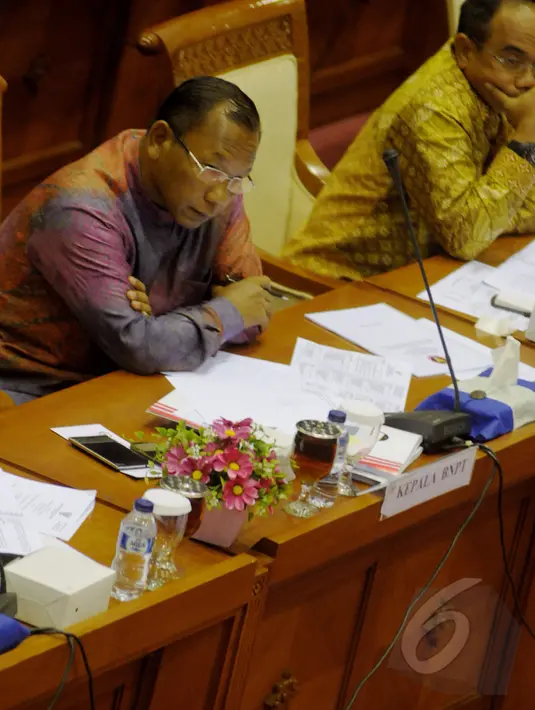 Komjen Polisi Saud Usman Nasution (kiri) saat mengikuti RDP dengan Komisi III DPR RI di Komplek Parlemen, Jakarta, Rabu (8/4/2015). Rapat membahas tugas dan fungsi BNPT dalam menanggulangi  gerakan radikal di Indonesia. (Liputan6.com/Andrian M Tunay)