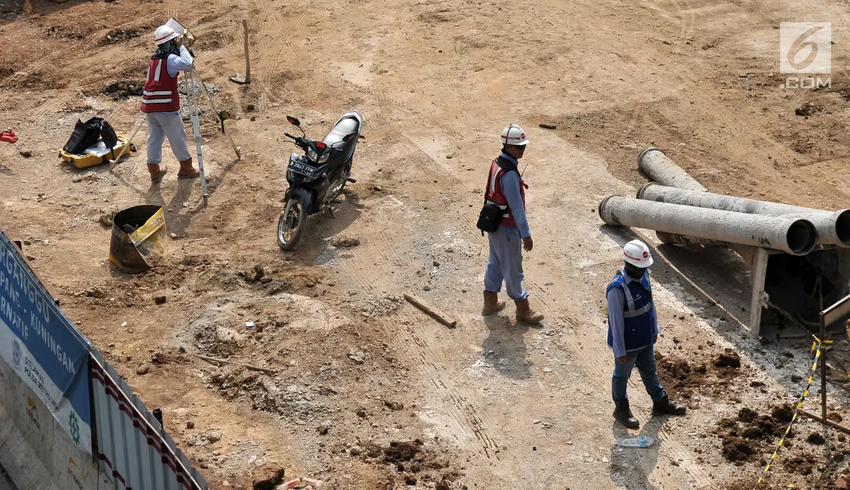 Pekerja menyelesaikan pembangunan underpass Kuningan-Mampang di Mampang Prapatan, Jakarta, Selasa (4/7). Pembangunan underpass Kuningan-Mampang kembali dikerjakan usai terhehti libur lebaran. (Liputan6.com/Yoppy Renato)