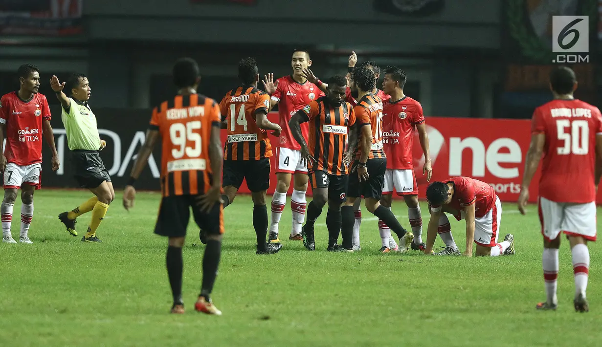 Pemain Perserui dan Persija terlibat salah paham saat laga pada lanjutan Liga 1 Indonesia di Stadion Patriot Candrabhaga, Bekasi, Selasa (13/6). Persija menang telak 3-0 atas perserui. (Liputan6.com/Helmi Fithriansyah)