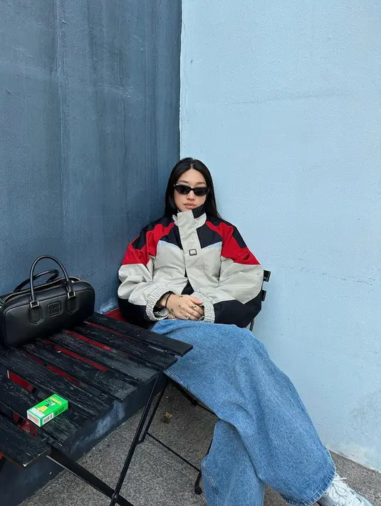 Pilihan outfit tertutup lainnya dari Peggy Gou. Di foto ini, ia mengenakan jaket 3 warna dan celana jeans gombrong. [Foto: Instagram/peggygou_]