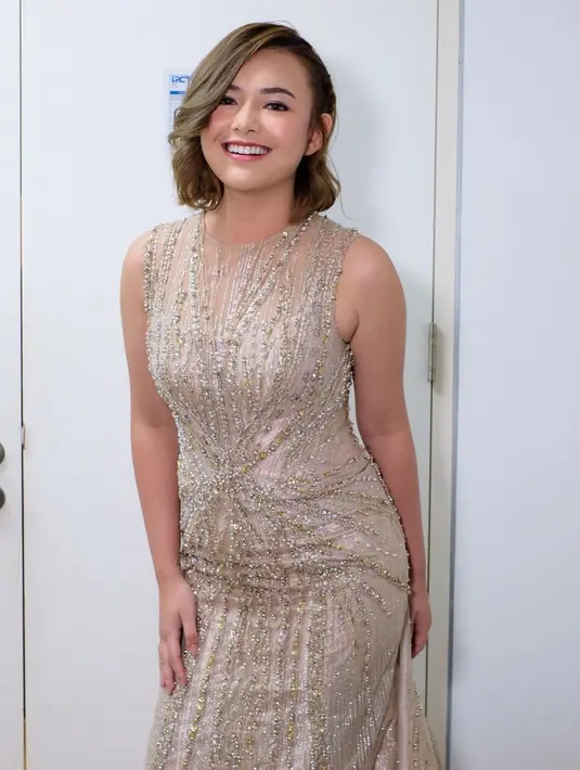 Selain gaun kupu-kupu, Amanda juga terlihat memesona dalam gaun nude tanpa lengan dengan taburan payet [@philipekarunia]