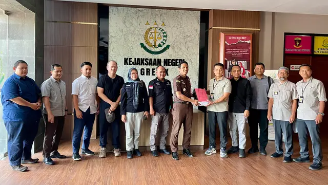 DJP Jawa Timur II dan Jaksa Peneliti Kejaksaan Tinggi Jawa Timur menyerahkan tersangka berinisial JD dan barang bukti tahap II terkait kasus tindak pidana perpajakan kepada Kejaksaan Negeri Gresik. (Foto: DJP Jawa Timur II)