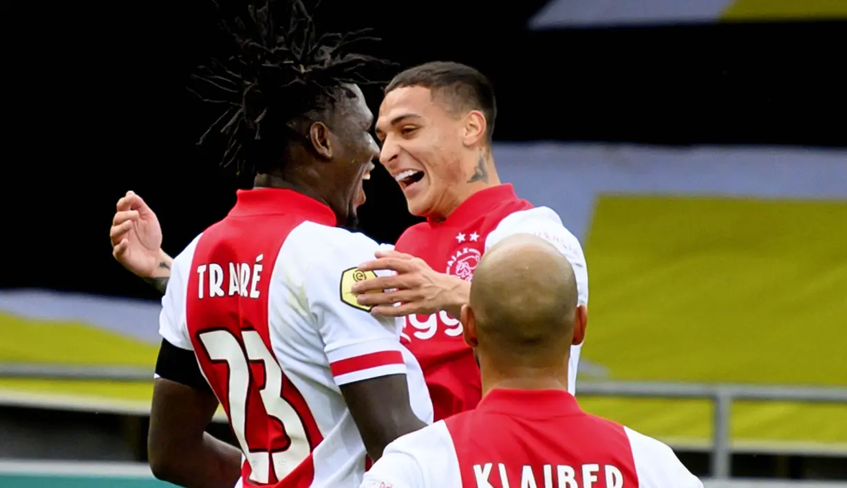 Para pemain Ajax Amsterdam merayakan gol yang dicetak oleh Lassina Traore ke gawang VVV-Venlo pada laga Eredivisie di Stadion De Koel, Minggu (25/10/2020). Ajax Amsterdam menang dengan skor 13-0. (AFP/Olaf Kraak)