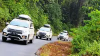 Menyusuri jalur trans Kalimantan, New Terios kerap bertemu dengan jalan berliku yang tajam.