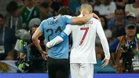 Kembalinya Cristiano Ronaldo yang sudah identik dengan sebutan CR7 ke Manchester United menimbulkan polemik soal nomor punggung yang akan digunakan. Di luar dugaan, Edinson Cavani dengan legowo mau memberikan nomor tersebut kepada CR7. Berikut kronologinya. (Foto: AFP/Odd Andersen)