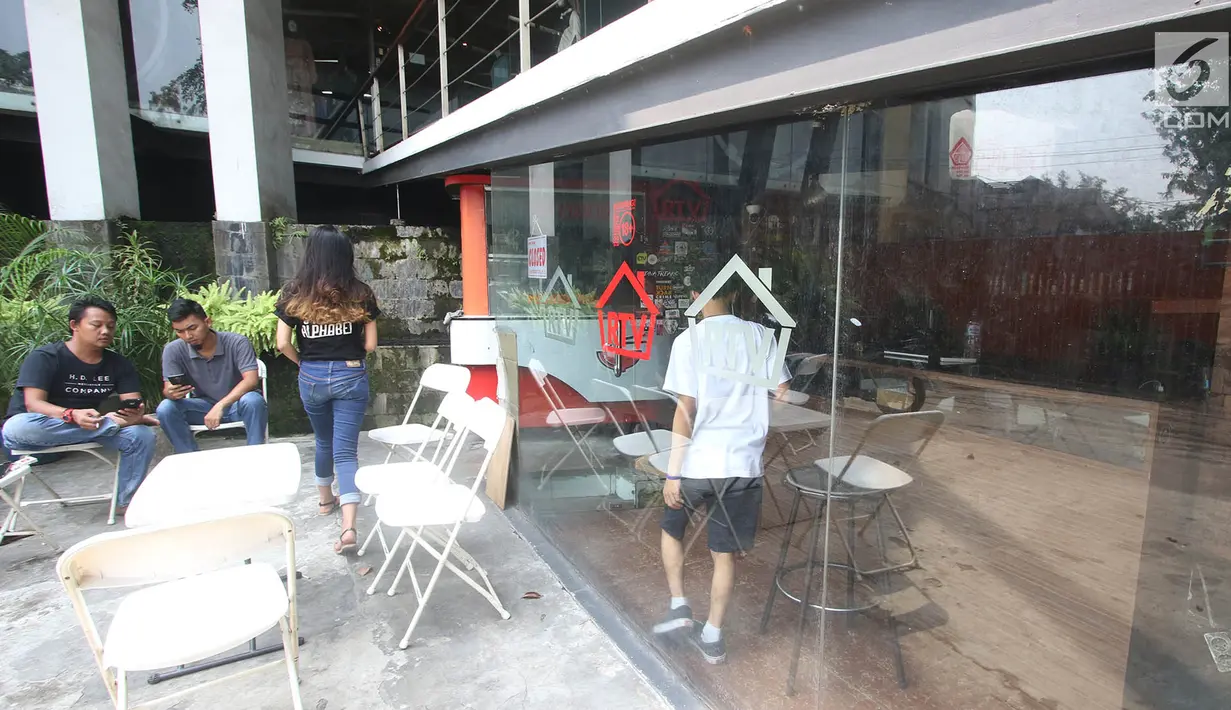 Sejumlah orang terlihat di toko Rumah Tua Vape, Pejompongan, Jakarta yang tutup, Senin (11/9). Di toko ini, Abi Qowi Suparto (20) tewas dikeroyok karena diduga mencuri vape senilai Rp 1,6 juta di Rumah Tua Vape Tebet. (Liputan6.com/Immanuel Antonius)