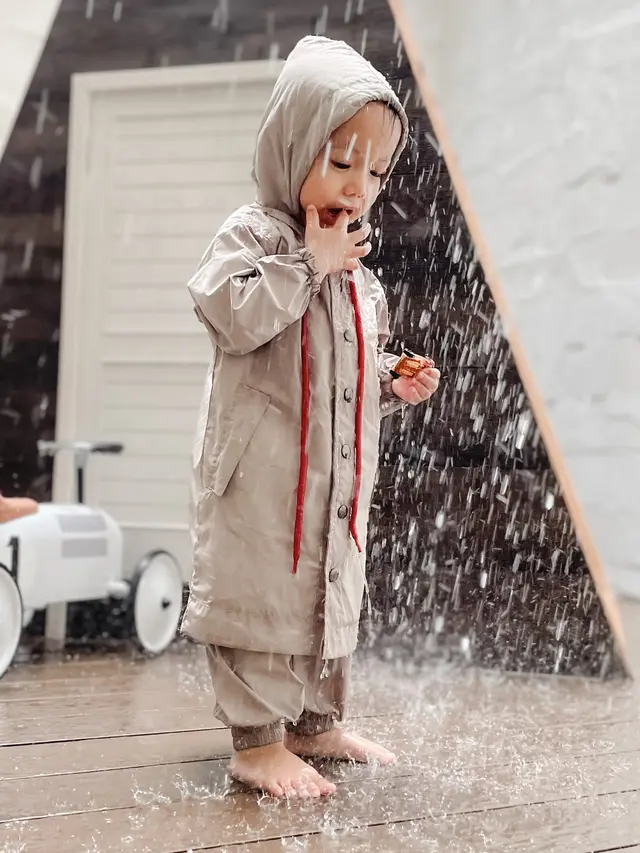 4 Inspirasi Pakaian untuk Anak di Musim Hujan agar Tetap Hangat