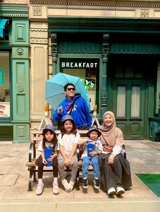 <p>Sebelumnya, Desta dan Caca yang resmi cerai pada 19 Juni 2023 lalu itu juga terlihat kompak liburan bersama anak-anaknya. [Instagram/desta80s]</p>
