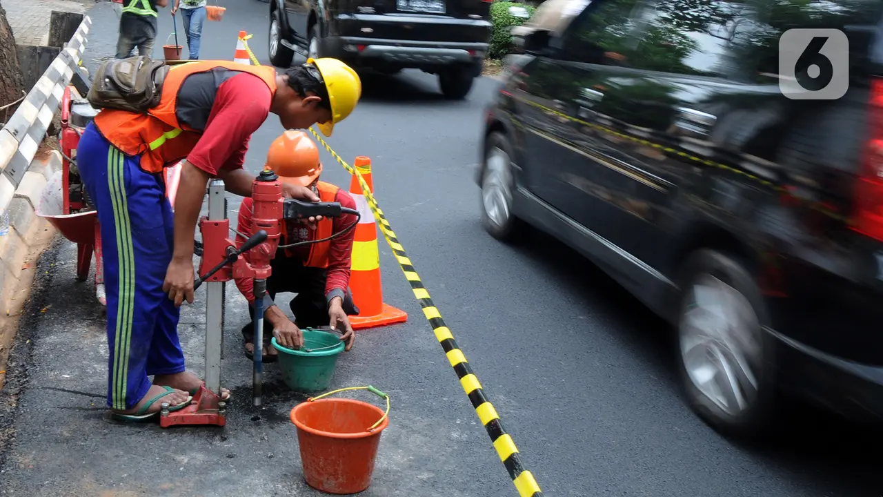 FOTO: Tertutup Aspal, Sumur Resapan Kembali Dilubangi