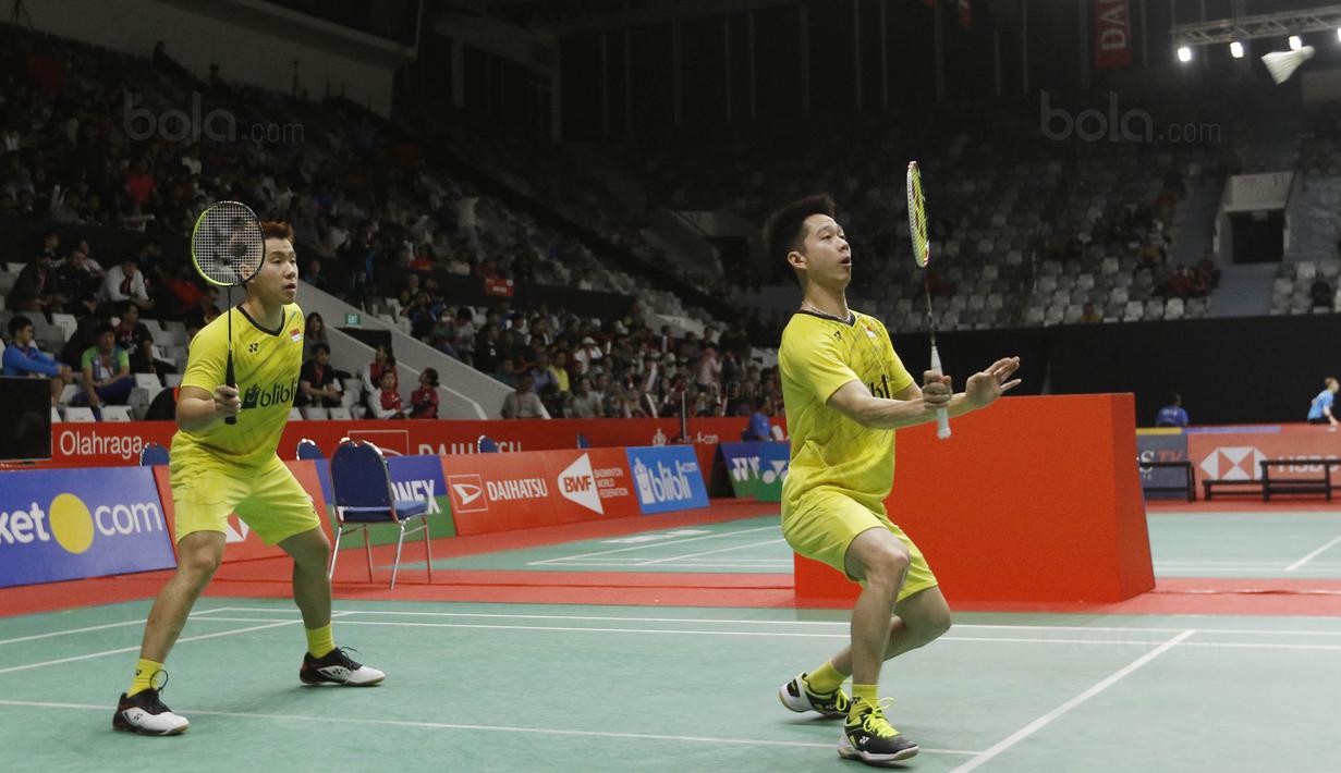 Ganda putra Indonesia Kevin Sanjaya/Marcus Gideon saat melawan wakil Thailand, Tinn Isriyanet/Kittisak Namdash, pada laga Indonesia Masters 2018 di Istora Senayan, Rabu (24/1/2018). Kevin/Marcus menang 21-16 21-16. (Bola.com/M Iqbal Ichsan)