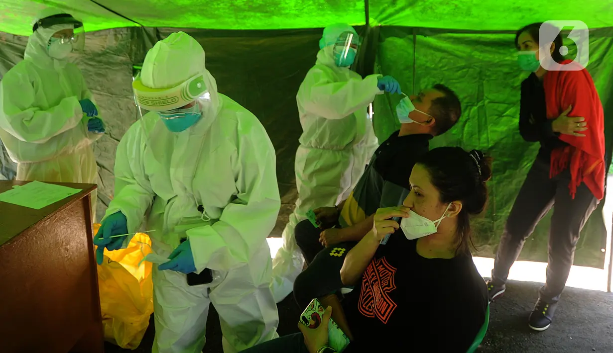 Wisatawan yang masuk ke wilayah Puncak  melakukan pemeriksaan rapid tes antigen di Gadog, Bogor, Kamis (24/12/2020). Razia yang dilakukan mulai pukul 08.00 WIB hingga pukul 10.30 WIB itu berhasil menjaring para wisatawan. (merdeka.com/Arie Basuki)
