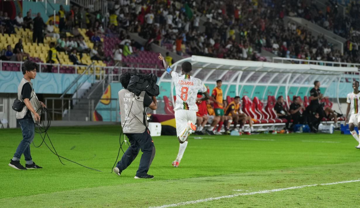 Pemain Timnas Mali U-17, Ibrahim Diarra melakukan selebrasi ke arah penonton setelah mencetak gol ke gawang Timnas Maroko U-17 pada laga perempat final Piala Dunia U-17 2023 di Stadion Manahan, Solo, Sabtu (25/11/2023). (Doc. LOC WCU17/RKY)