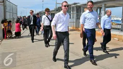 Menteri Lingkungan dan Pangan Denmark, Esben Lunde Larsen bersama stafnya saat mengunjungi Muara Angke, Jakarta, Senin (11/4/2016). Kedatangan Esben untuk melihat kondisi sampah di pinggiran Pantai Muara Angke. (Liputan6.com/Yoppy Renato)