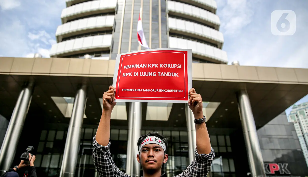 Mereka menuntut Firli Bahuri mundur dari jabatan Ketua KPK atas pelbagai kisruh yang telah dibuat. (Liputan6.com/Faizal Fanani)