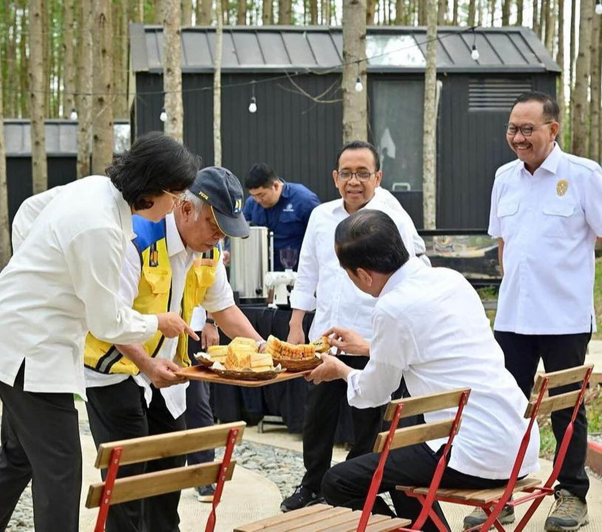 Seolah tak ada habisnya, aksi Menteri Pekerjaan Umum dan Perumahan Rakyat (PUPR) Basuki Hadimuljono, atau biasa disapa Pak Bas, kembali menjadi sorotan. Kali ini, aksi kocak Pak Bas terjadi saat mendampingi Presiden Joko Widodo (Jokowi) ke Ibu Kota Nusant