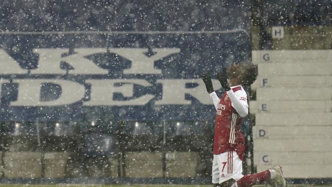 Striker Arsenal, Bukayo Saka merayakan gol ke gawang West Brom pada laga lanjutan Liga Inggris 2020/2021, Minggu (03/01/2021) dini hari WIB. (AFP)