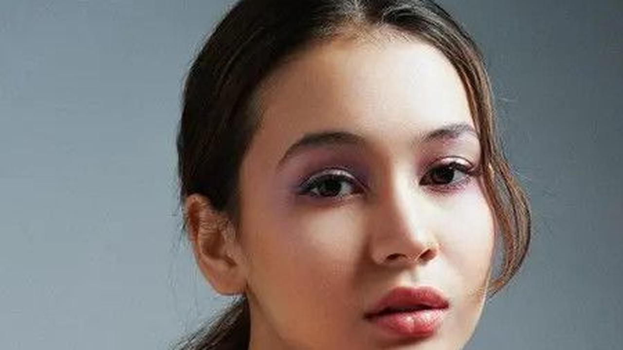 Sebagai model yang sering tampil, Sandrina Michelle memiliki wajah yang sangat fotogenik dan unik. Pada potret ini, dia menggunakan eyeshadow shimmer di matanya dan lip gloss untuk bibirnya.<br>