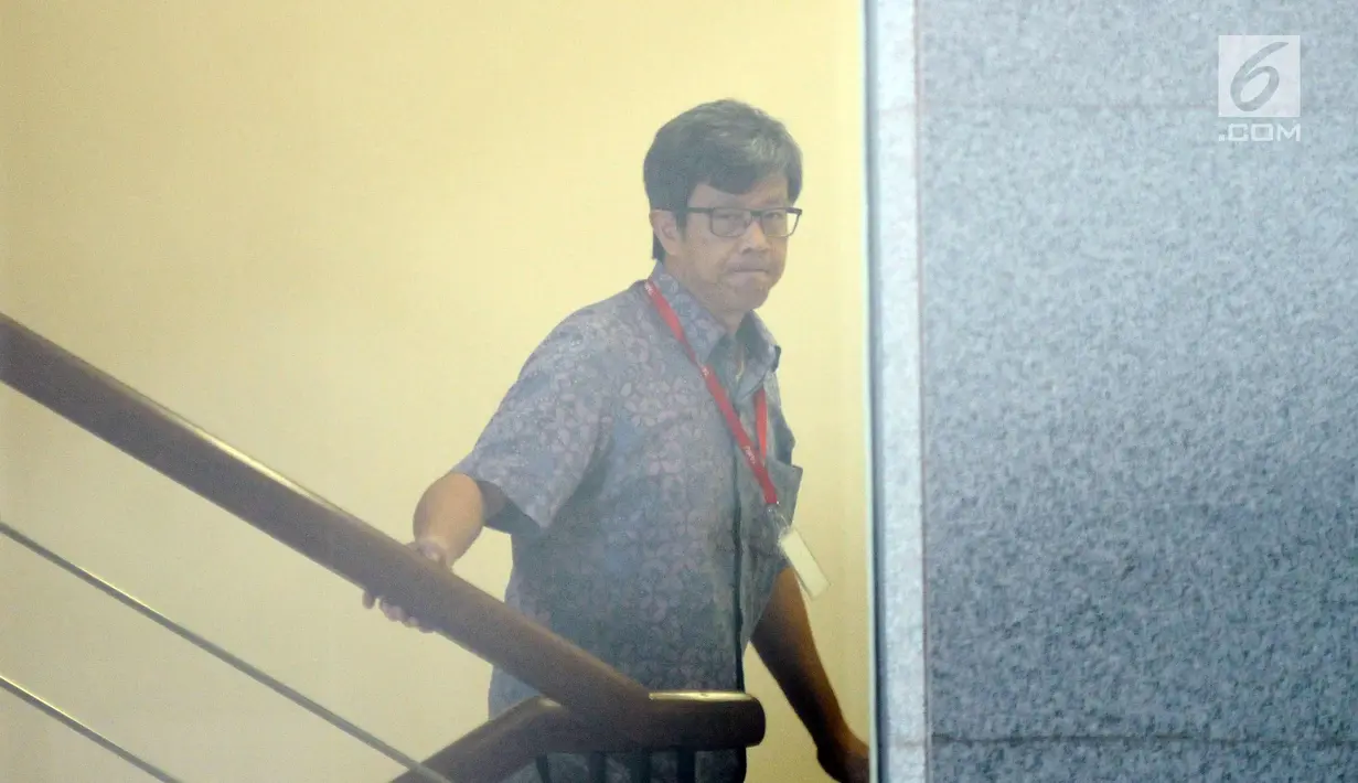 Direktur Utama PT Quadra Solution, Anang Sugiana Sudihardjo bersiap menjalani pemeriksaan di Gedung KPK, Jakarta, Senin (6/11). Anang diperiksa sebagai tersangka kasus dugaan korupsi proyek e-KTP. (Liputan6.com/Helmi Fithriansyah)