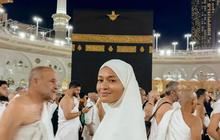 Potret Manis Hana Malasan saat Umrah Bareng Keluarga Sean Gelael Gaya Hijabnya Bikin Pangling