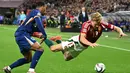 Di babak kedua, tim Oranje berusaha mengamankan penguasaan bola dan mengurung tuan rumah di area bermain sendiri. (Attila KISBENEDEK/AFP)
