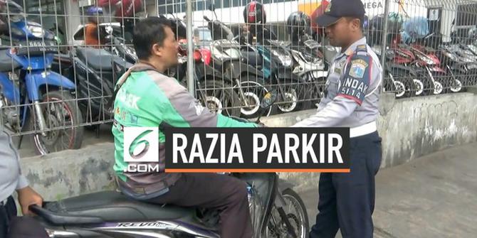 VIDEO: Tunggu Penumpang Pengemudi Ojol Protes Razia Parkir