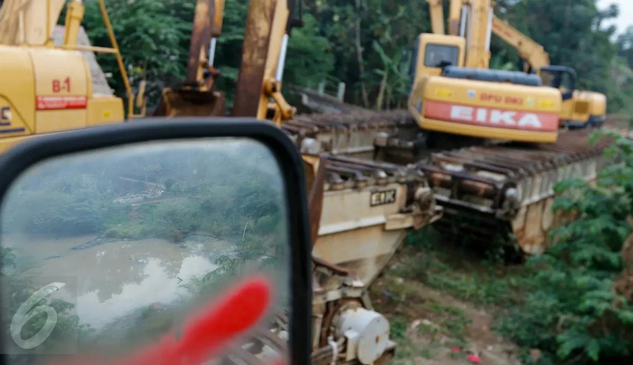 Alat berat yang tak terurus dan berhenti beroperasi karena mangkraknya pengerjaan waduk Brigif, Jakarta, Jumat (6/11/2015). Pembangunan waduk Brigif sudah setahun mangkrak. (Liputan6.com/Yoppy renato)