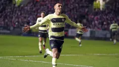 Pemain Manchester City, Phil Foden melakukan selebrasi setelah mencetak gol pertama timnya ke gawang Bristol City pada laga putaran kelima Piala FA 2022/2023 di di Ashton Gate, Rabu (1/3/2023) WIB. Foden berhasil mencetak dua gol pada laga ini, yaitu pada menit ke-7 dan ke-74. (AP Photo/Kirsty Wigglesworth)