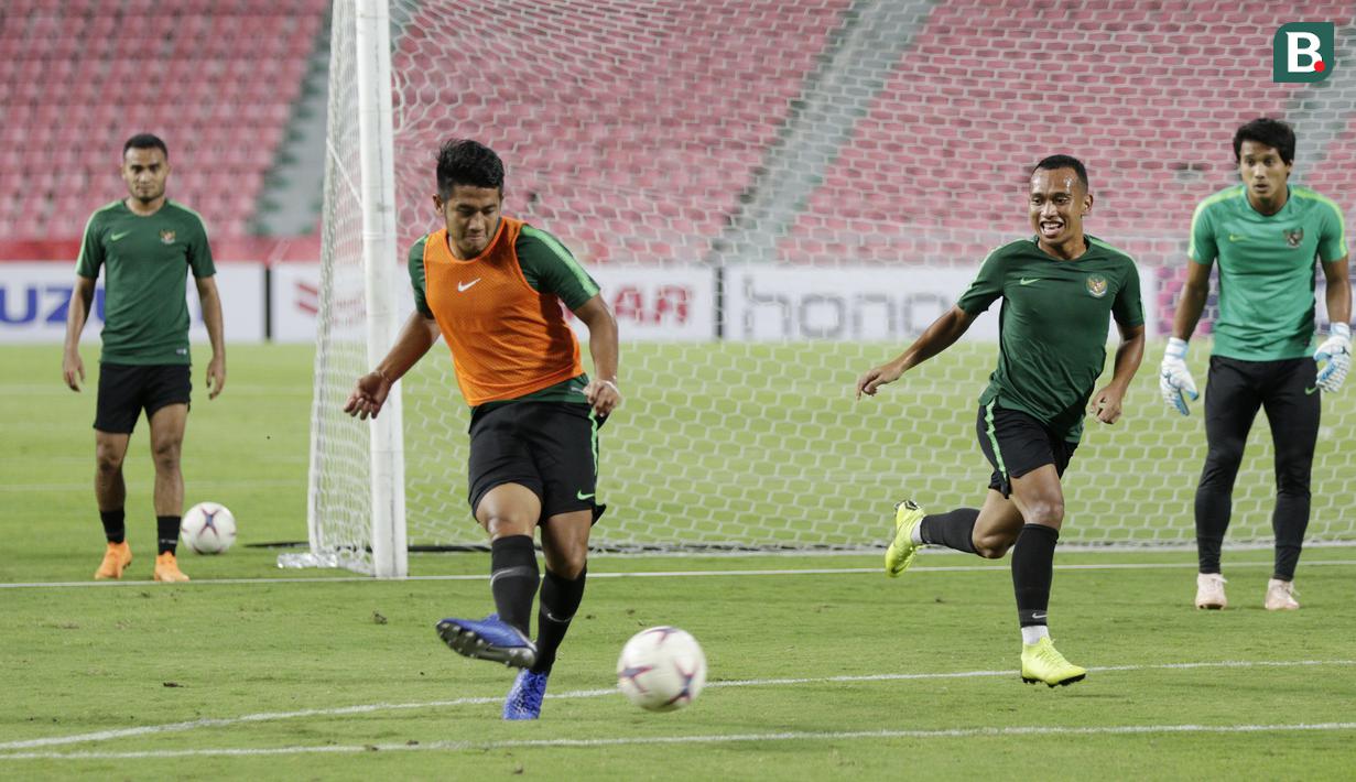 Pemain Timnas Indonesia, Putu Gede, mengirim umpan saat latihan di Stadion Rajamangala, Bangkok, Jumat, (16/11). Latihan ini persiapan jelang laga Piala AFF 2018 melawan Thailand. (Bola.com/M. Iqbal Ichsan)