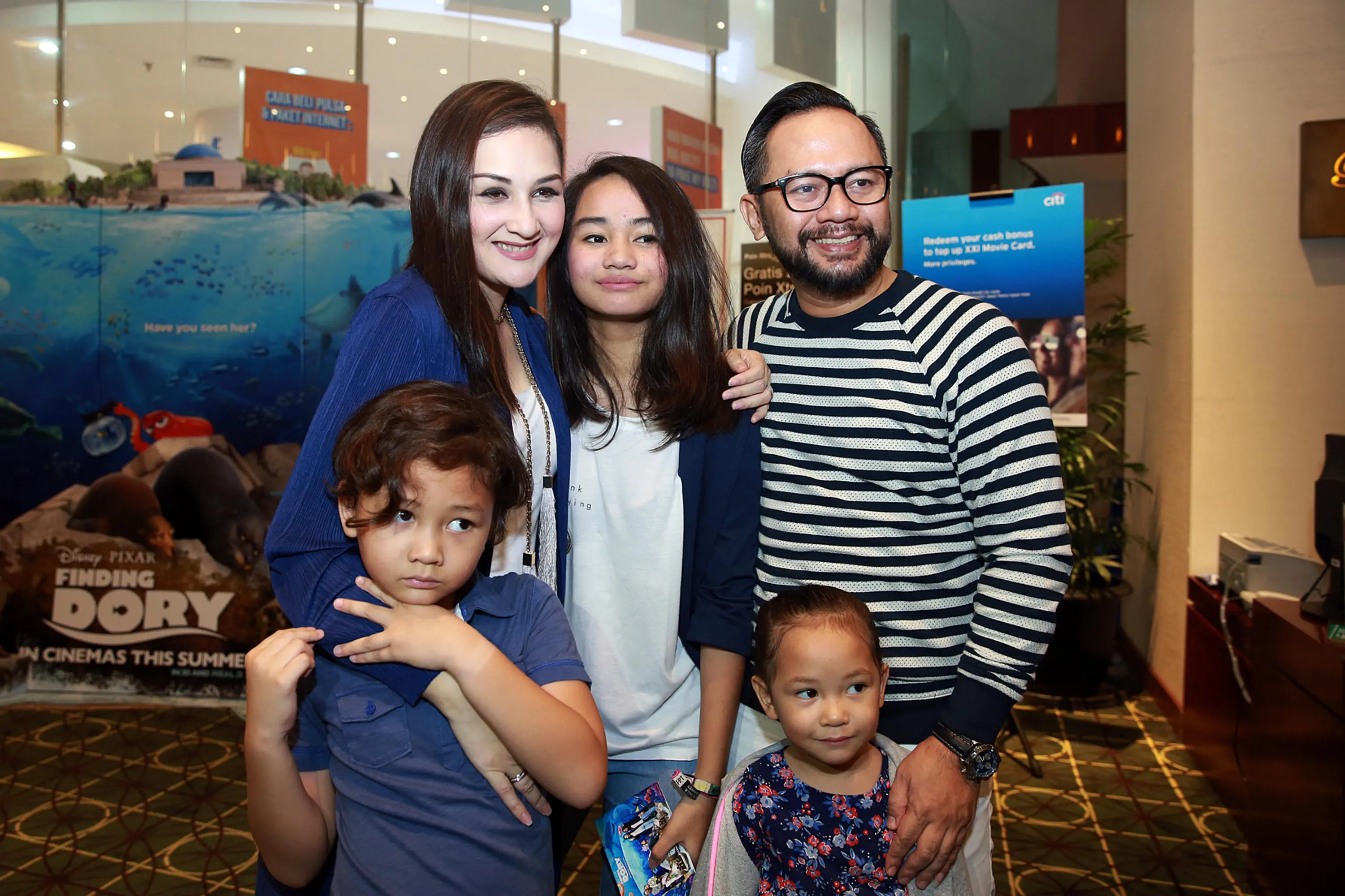 Mona Ratuliu dan Indra Brasco bersama ketiga anaknya (Deki Prayoga/bintang.com)