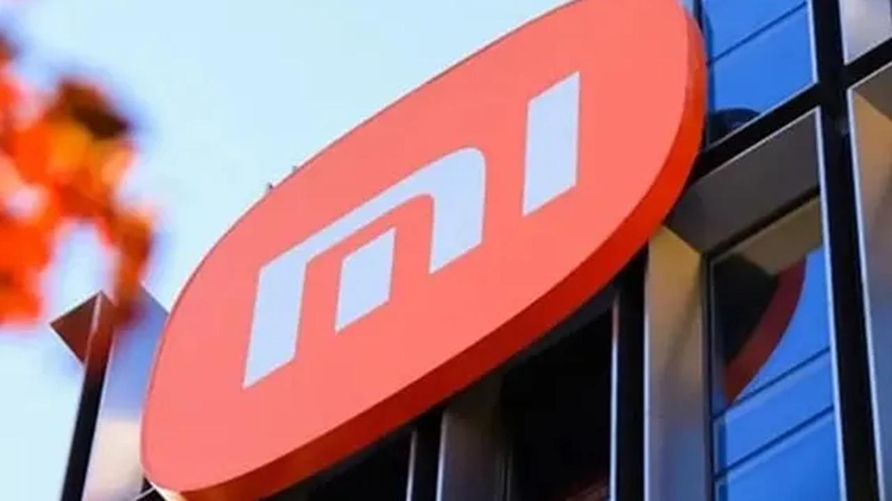 Sedan listrik ini menggunakan sistem HyperOS dari Xiaomi yang canggih. Sistem operasi ini mampu memberi daya pada smartphone dan mobil. PLus dilengkapi fitur Lidar (Light Distance And Ranging) untuk varian tertentu.