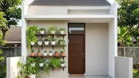 7 Ide Teras Rumah Kecil Tanpa Kursi, Tetap Cantik dan Tidak Terasa Kosong