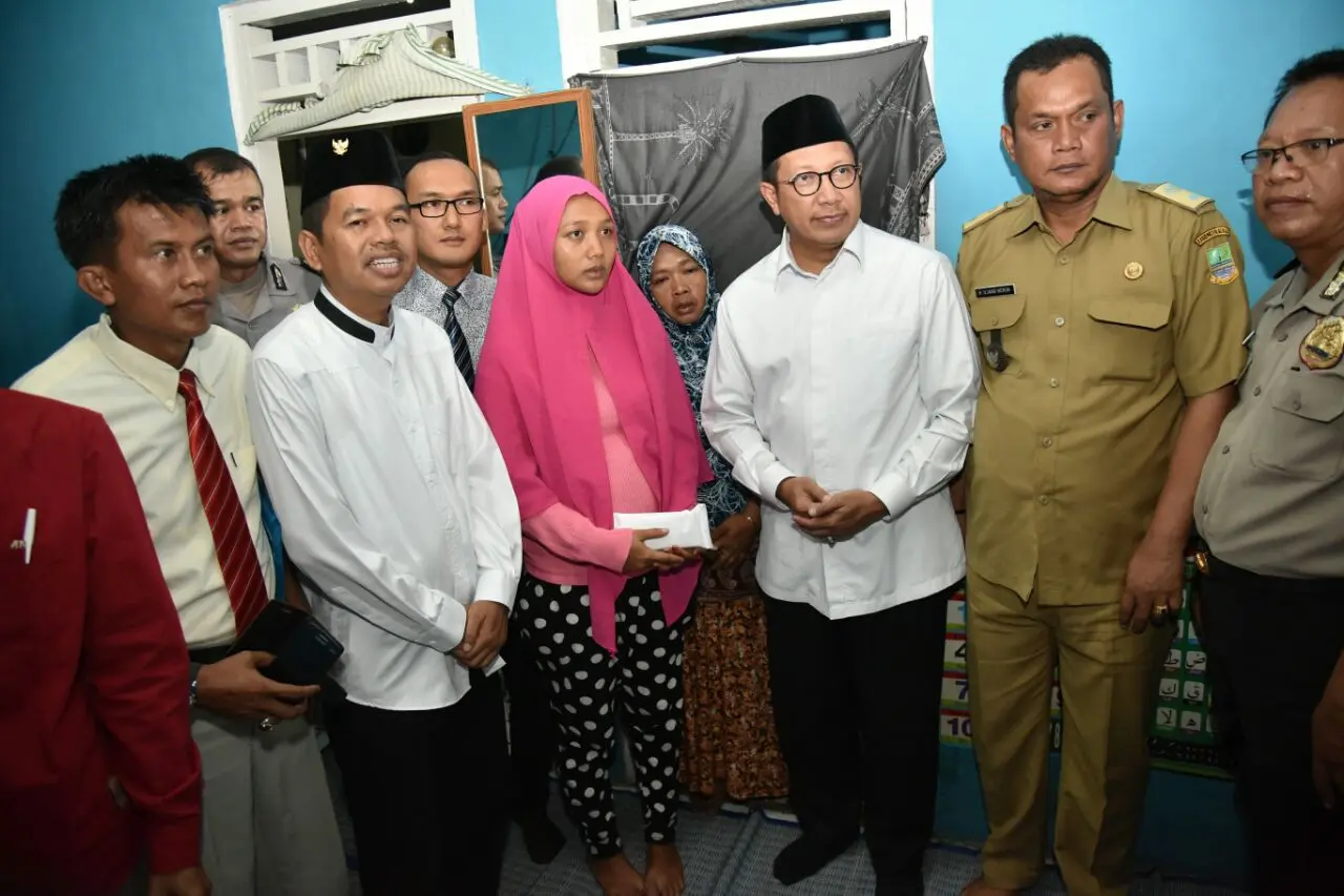 Menag Lukman dan Bupati Dedi mengunjungi keluarga korban pembakaran hidup-hidup di Bekasi, Senin (7/8/2017). (Istimewa)