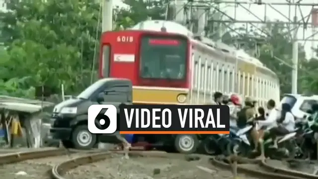 VIDEO: Viral Rekaman Mobil dan Motor Terobos Perlintasan KA