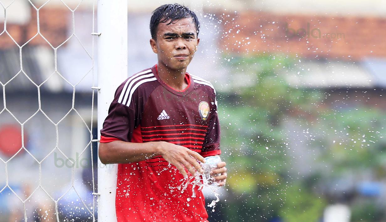 Pemain PS Polri, Faturahman mengambil air saat jeda melawan tim MSG  (Muli Sports Grup) pada laga uji coba di Mako Brimob, Depok, Rabu (24/2/2016). (Nicklas Hanoatubun)