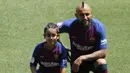 Pemain baru Barcelona, Arturo Vidal, bersama anaknya Alonso, saat perkenalan di Stadion Camp Nou, Senin, (7/8/2018). Barcelona merogoh kocek sebesar 19 juta euro untuk mengamankan jasa pria berkebangsaan Cile itu. (AP/Manu Fernandez)